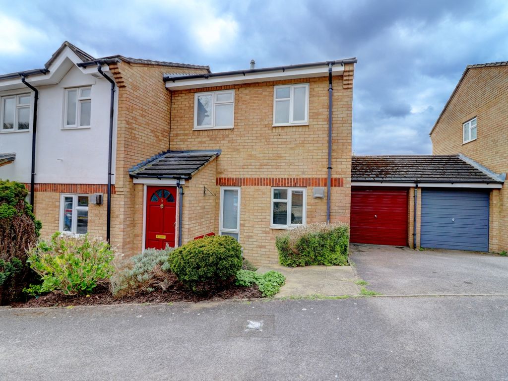 3 bed semidetached house for sale in Nicholas Gardens, High