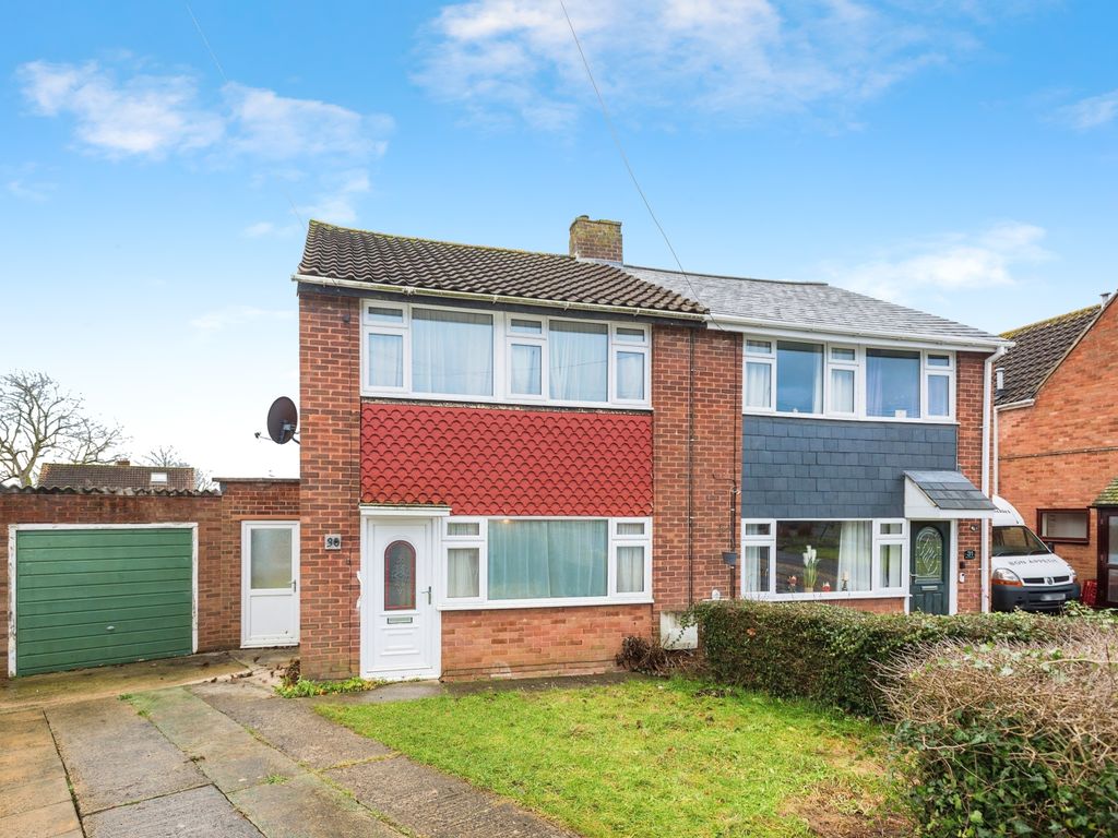 3 bed semidetached house for sale in Somerford Close, Swindon
