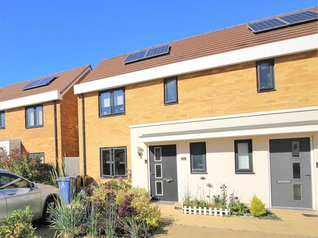 3 bed semidetached house for sale in Lapwin Close, East Tilbury, Essex