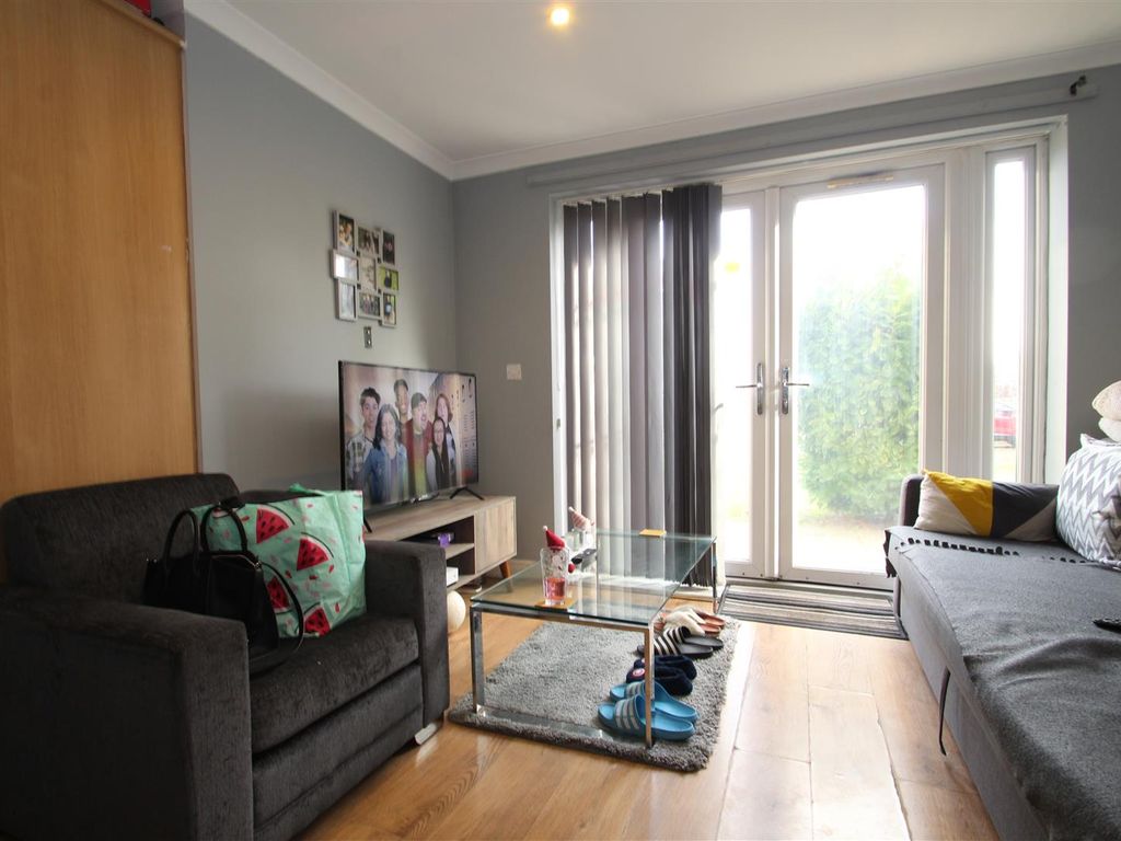 2 bed flat to rent in Pole Hill Road, Hillingdon, Uxbridge UB10, £1,450