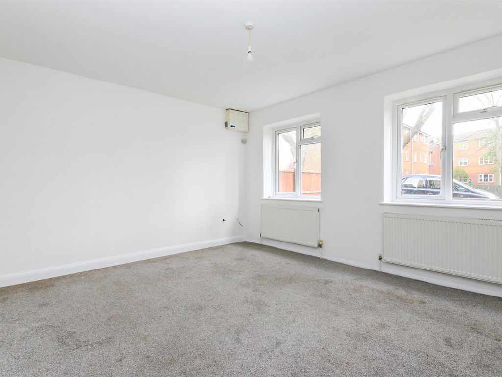 2 bed flat to rent in Netherlands Road, New EN5, £1,400 pcm Zoopla