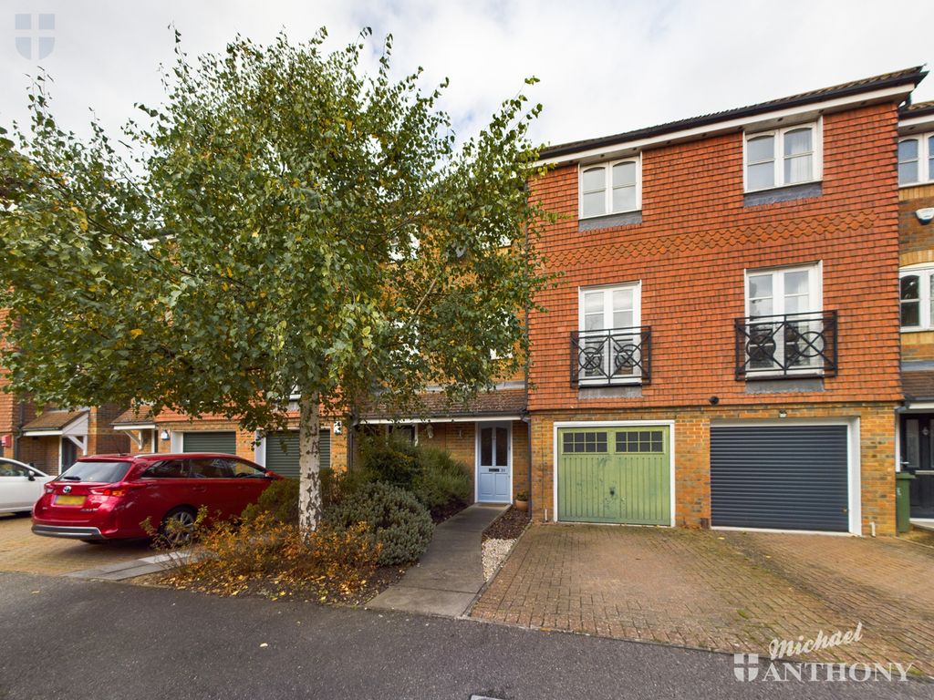 4 bed town house for sale in Whitehead Way, Aylesbury HP21, £435,000