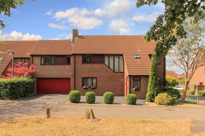 6 bed detached house for sale in Wood Lane, Great Linford, Milton