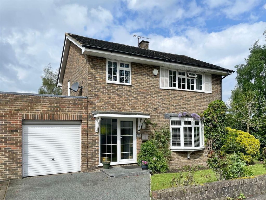3 bed linkdetached house for sale in Scotts Way, Riverhead, Sevenoaks