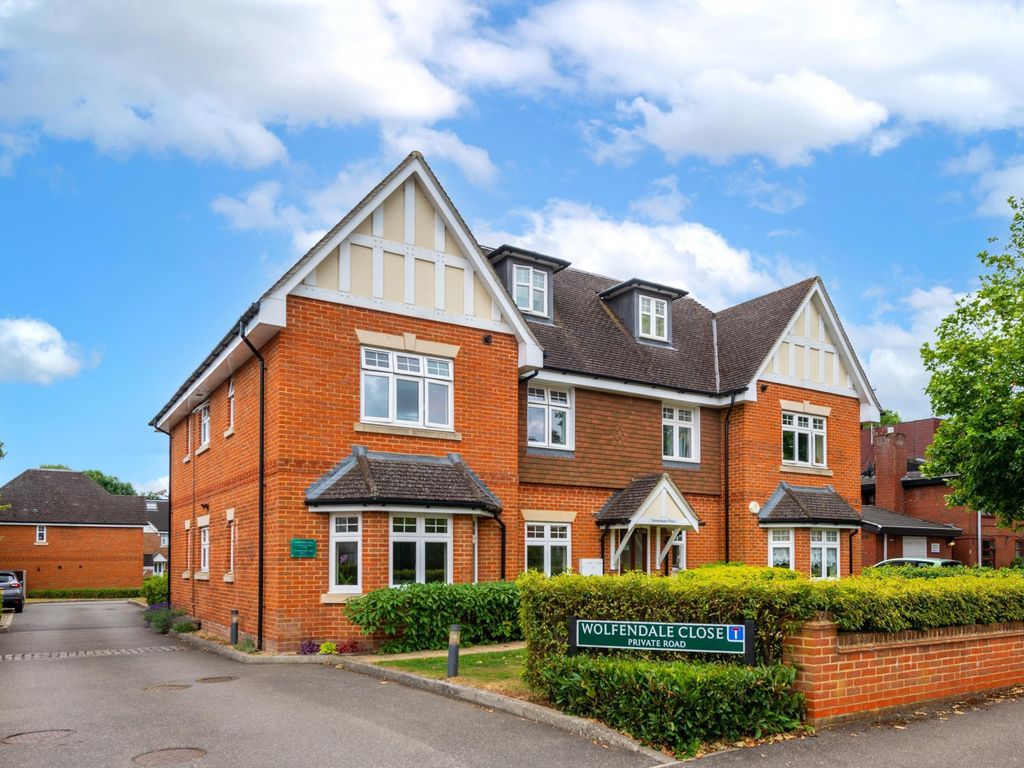 2 bed flat to rent in Stoneham Place, Merstham RH1 Zoopla