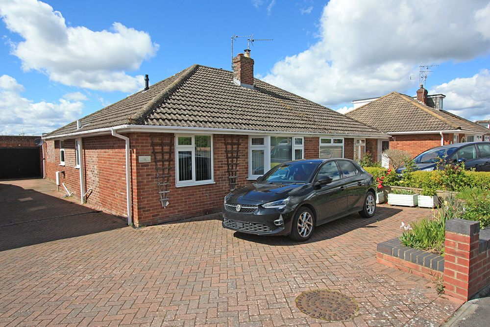2 bed semidetached bungalow for sale in Folly Drive, Highworth