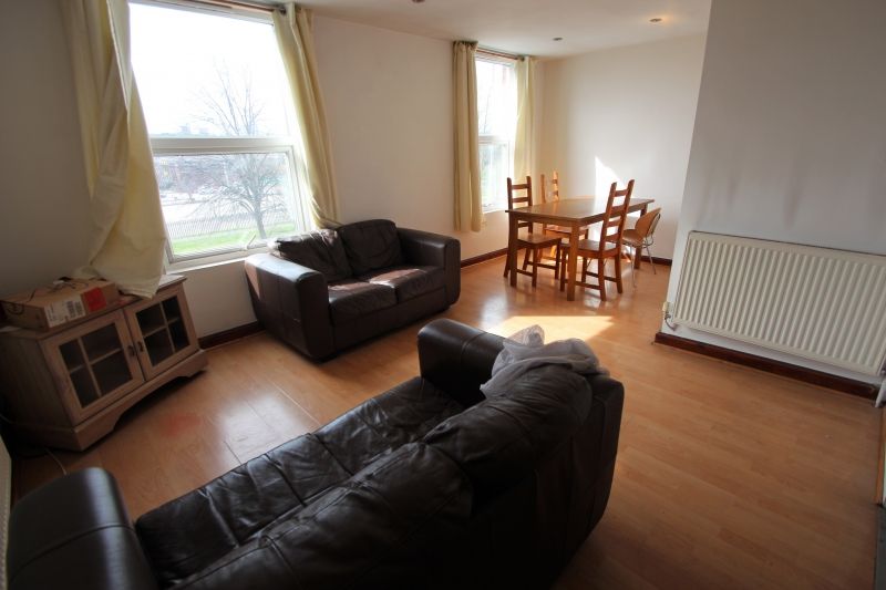 3 bed flat to rent in Burley Road, Burley, Leeds LS3, £598 pppm Zoopla