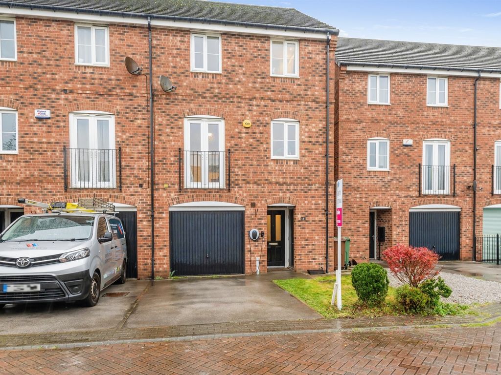 3 bed terraced house for sale in Hutton Close, Thornbury, Bradford BD3