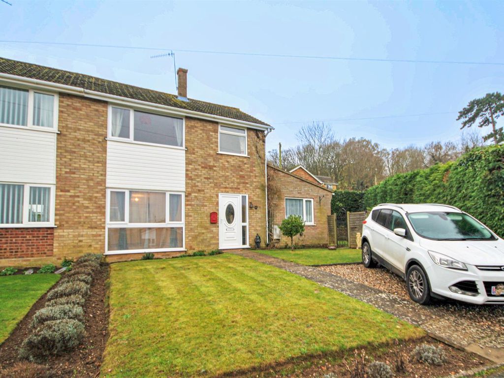 4 bed semidetached house for sale in Woodhill Rise, New Costessey