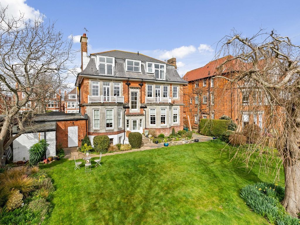 3 bed flat to rent in Sandgate Road, Folkestone, Folkestone CT20, £