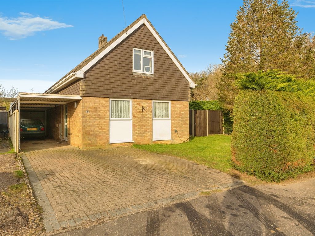 3 bed chalet for sale in Lime Tree Avenue, Wymondham NR18, £240,000