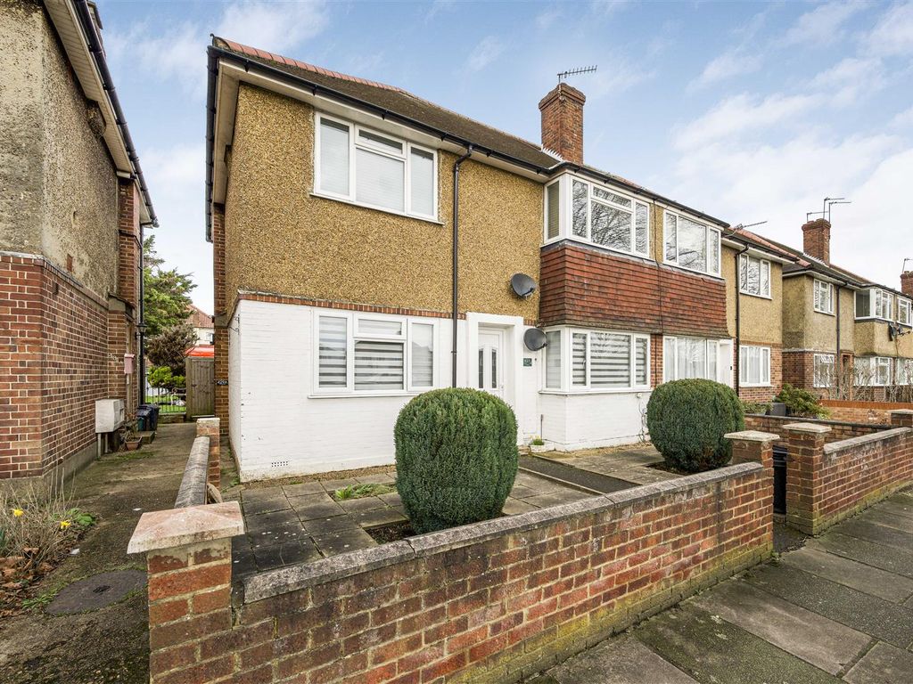 2 bed for sale in Chertsey Road, Twickenham TW2, £390,000