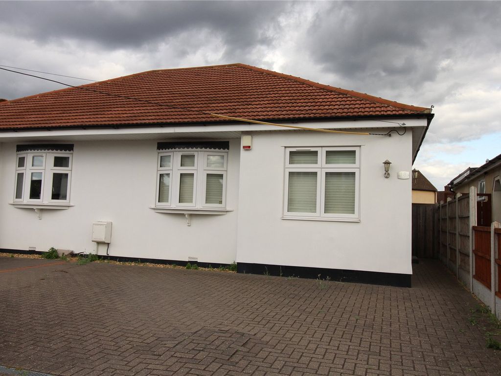 3 bed bungalow to rent in Stanley Road North, Rainham RM13, £2,150 pcm