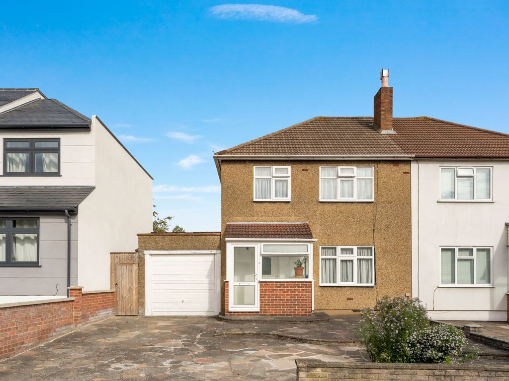 Charnwood Drive, London E18  