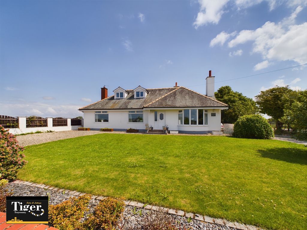 6 bed detached house for sale in Highgate Lane, Hambleton, PoultonLe