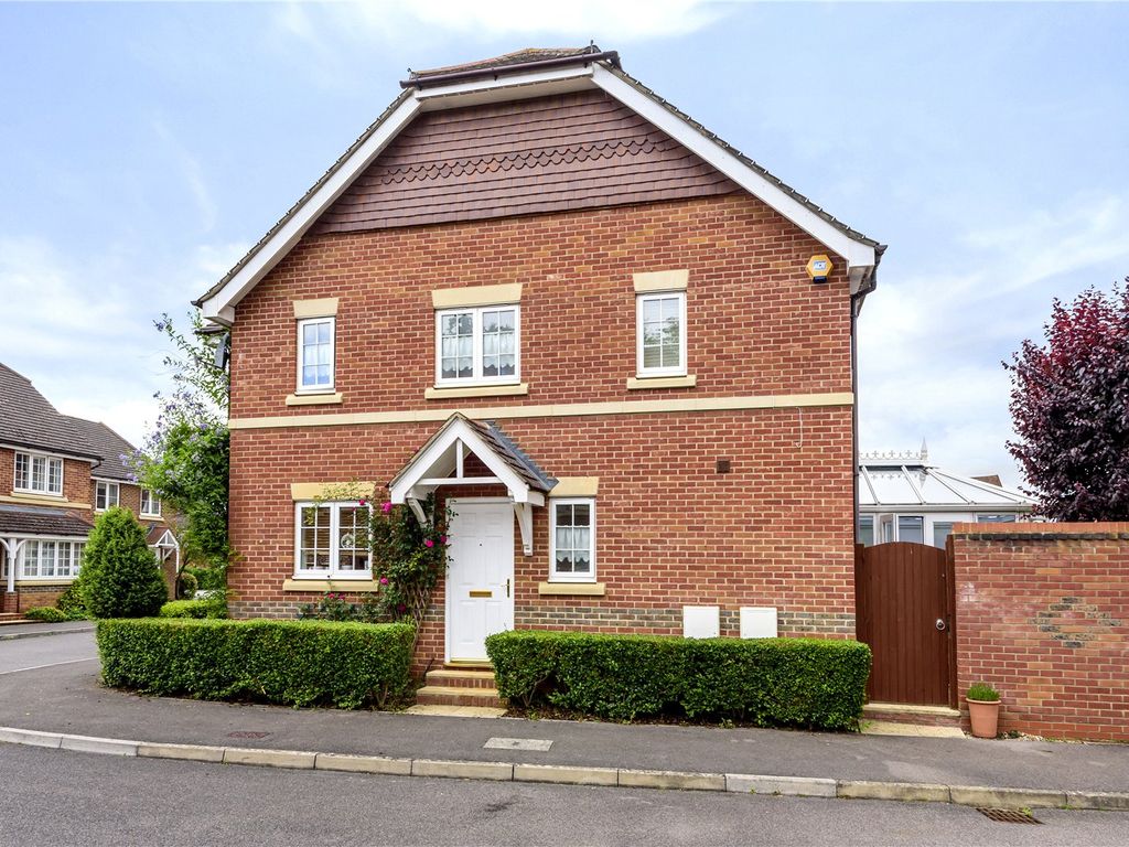 4 bed semidetached house for sale in King Henry Road, Fleet, Hampshire