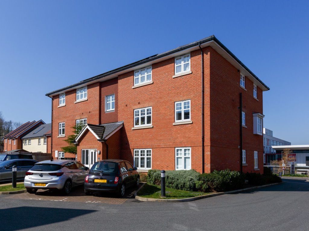 2 bed flat to rent in Dame Kelly Holmes Way, Tonbridge TN9, £1,450 pcm Zoopla