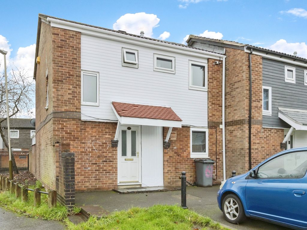 3 bed town house for sale in Cross Hedge Close, Leicester