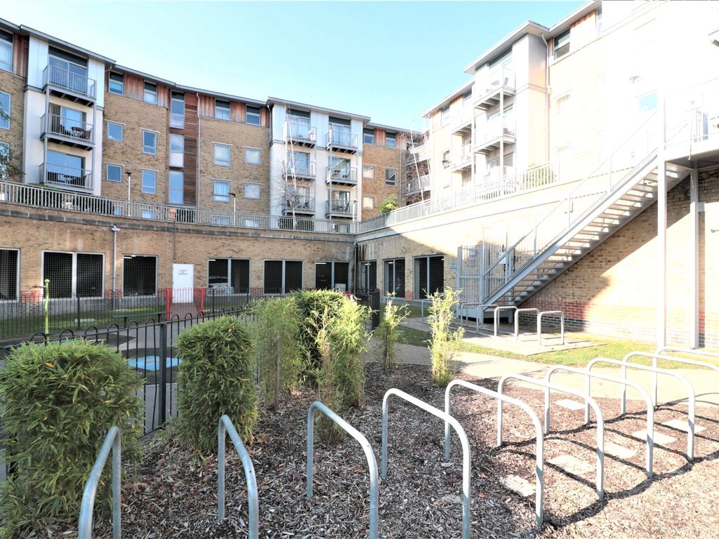 2 bed flat to rent in Brand House, Coombe Way, Farnborough, Hampshire
