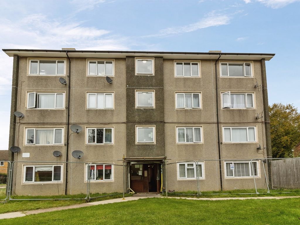 2 bed flat for sale in Essex Close, Bletchley, Milton Keynes MK3, £