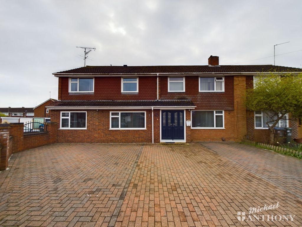 5 bed semidetached house for sale in Ingram Avenue, Aylesbury HP21