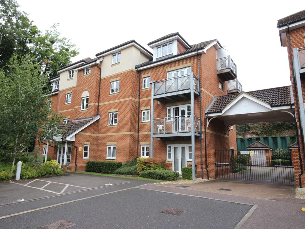 1 bed flat to rent in Coopers Rise, High HP13, £900 pcm Zoopla