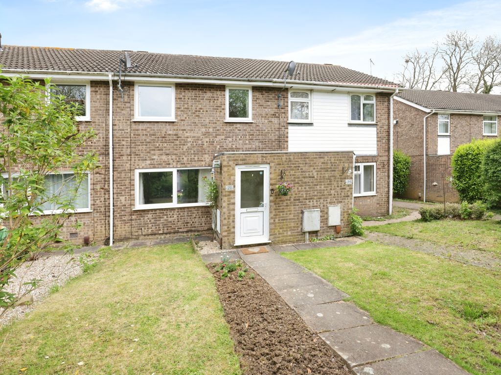 3 bed terraced house for sale in Bramhall Rise, Northampton NN5, £