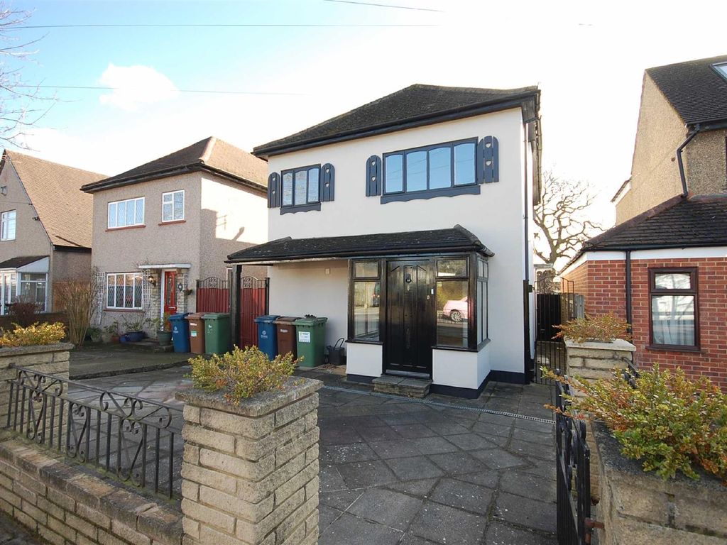 3 bed detached house for sale in Lyndhurst Avenue, Pinner HA5, £725,000