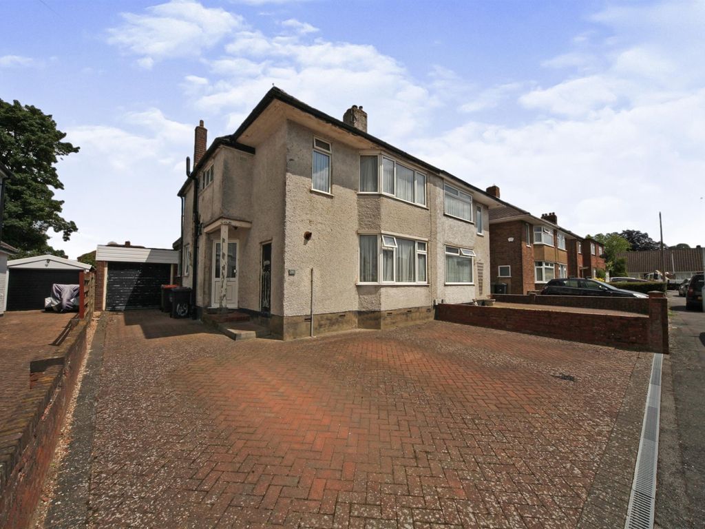 3 bed semidetached house for sale in Ridgeway Drive, Dunstable LU5