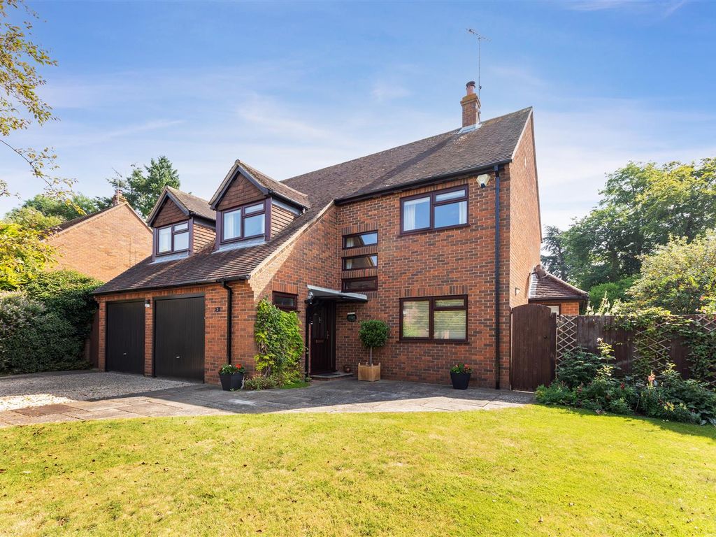 4 bed detached house for sale in Coldharbour Close, HenleyOnThames RG9 Zoopla