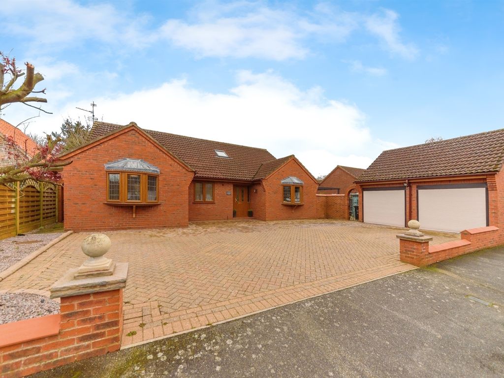4 bed detached house for sale in Barn Owl Close, Langtoft, Peterborough
