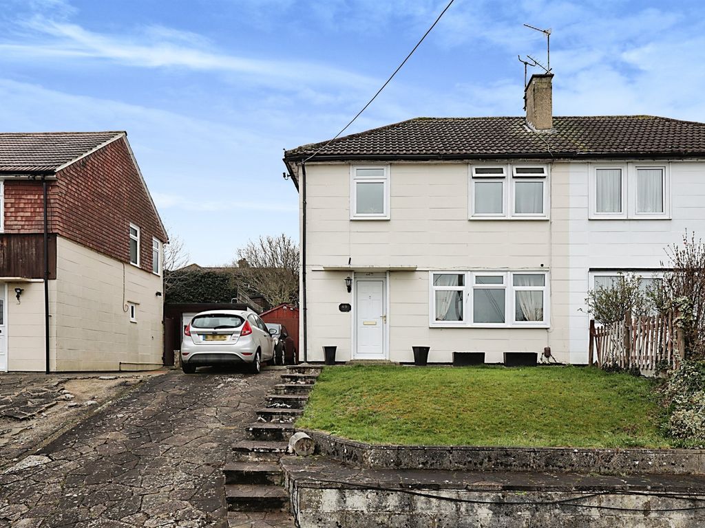 3 bed semidetached house for sale in Lynton Road, Chesham HP5, £