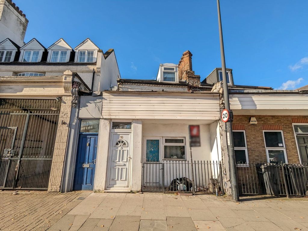 3 bed flat for sale in Catford Hill, London SE6, £275,000 Zoopla