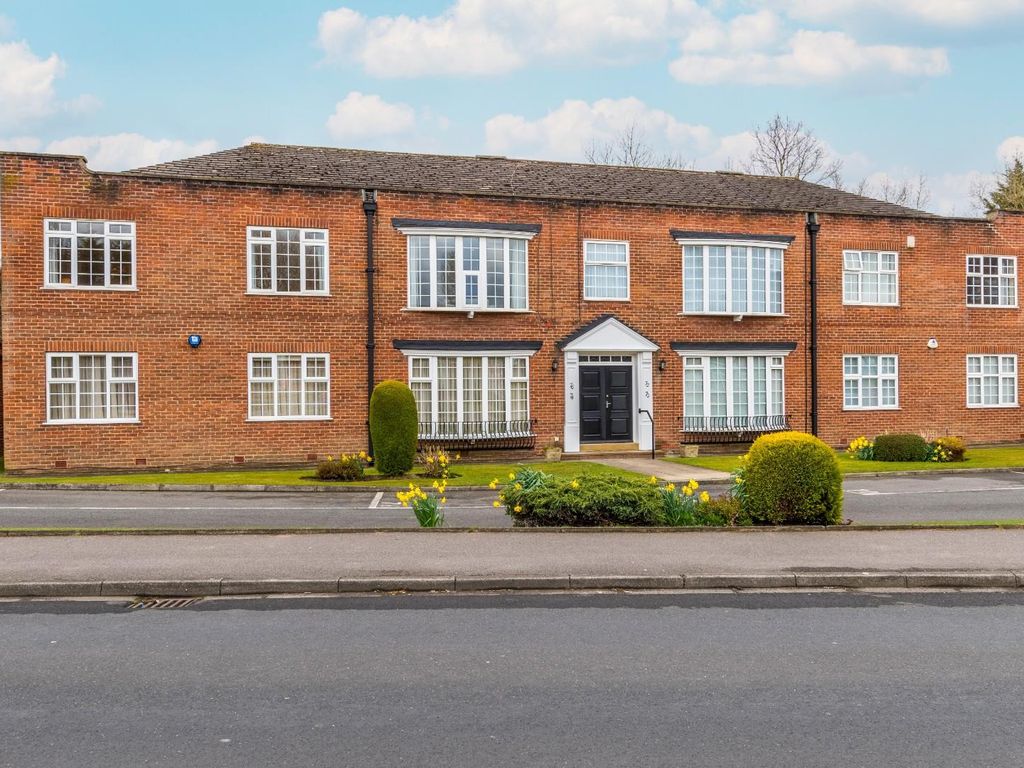 2 bed flat for sale in Sandmoor Lane, Alwoodley, Leeds LS17, £325,000