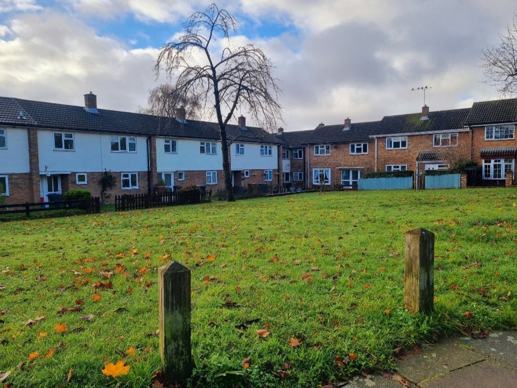 3 bed terraced house to rent in Broadwater Crescent, Stevenage SG2, £