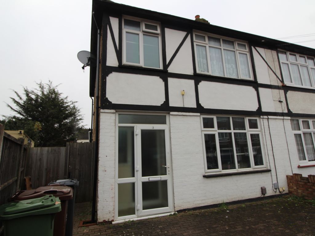 Studio to rent in Victoria Road, Dagenham RM10, £950 pcm Zoopla