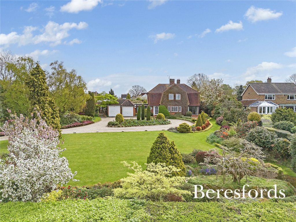 5 bed detached house for sale in Moulsham Thrift, Chelmsford CM2, £