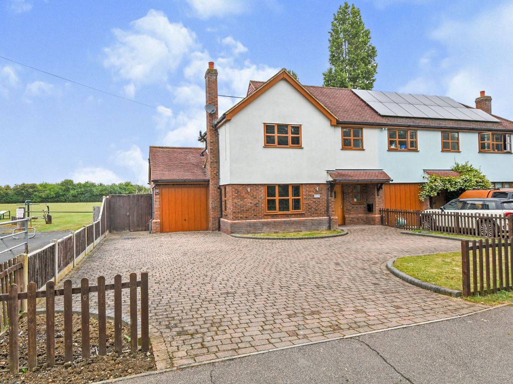 3 bed semidetached house for sale in Lodge Road, Bicknacre, Chelmsford