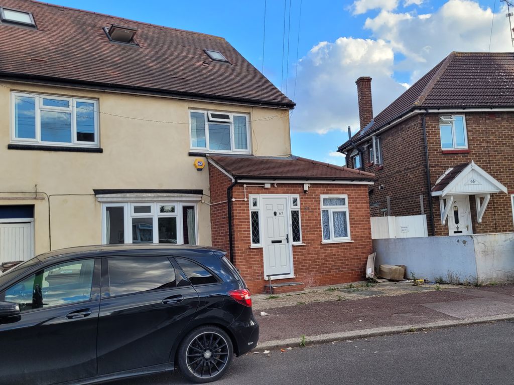 Room to rent in Bell Farm Avenue, Dagenham, Essex RM10 Zoopla