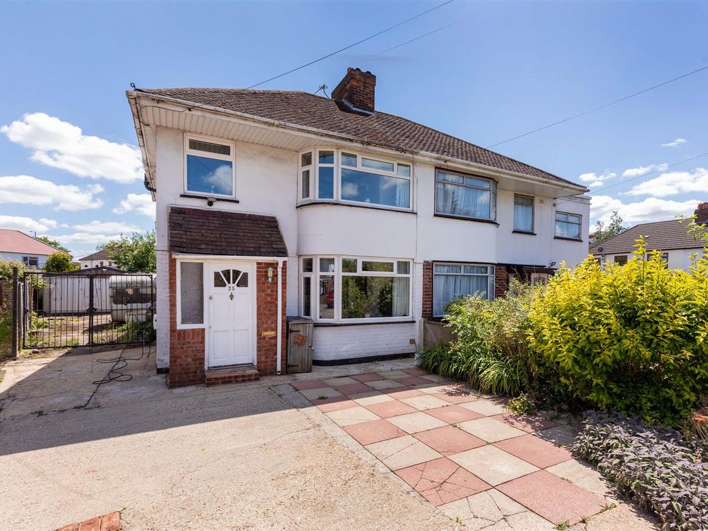 3 bed semidetached house for sale in Cranbourne Road, Cippenham