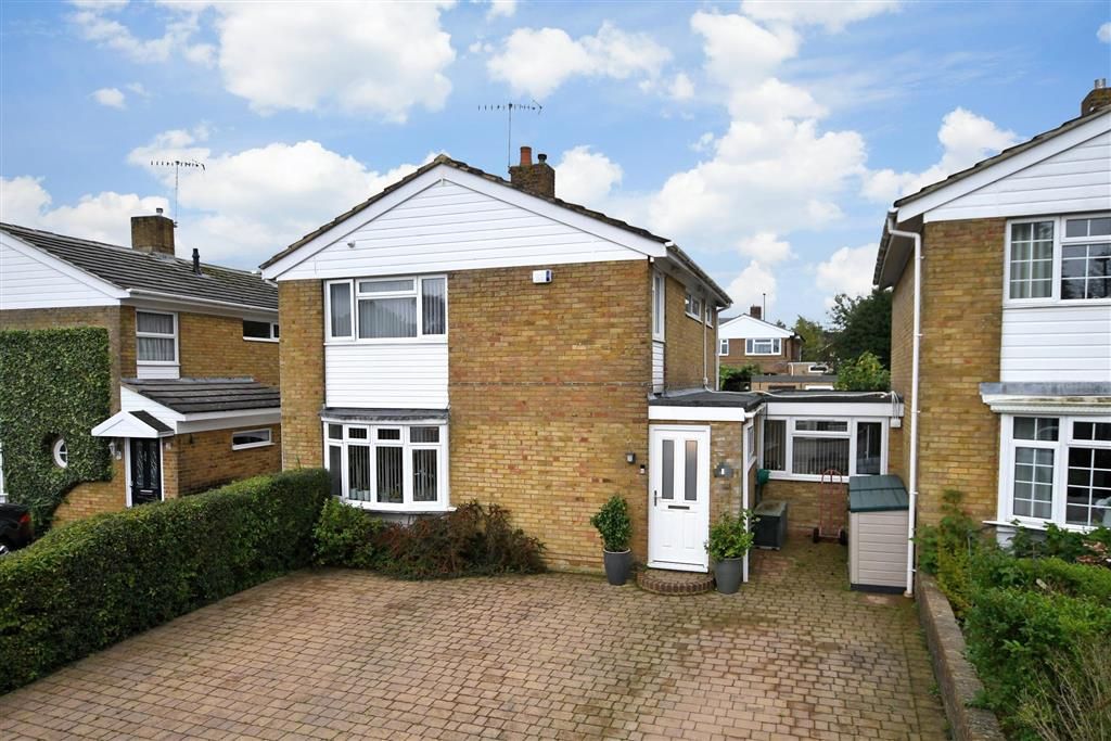 3 bed linkdetached house for sale in Newmarket Road, Crawley, West