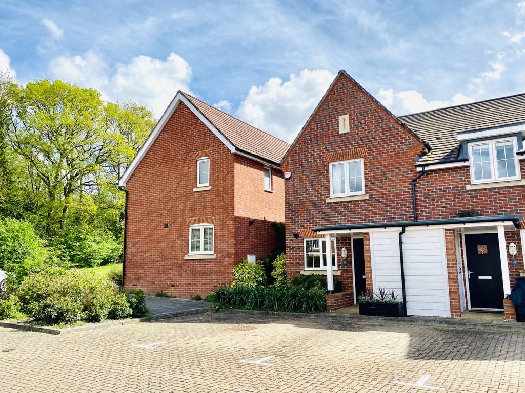 2 bed end terrace house for sale in Hatts Close, Hartley Wintney, Hook