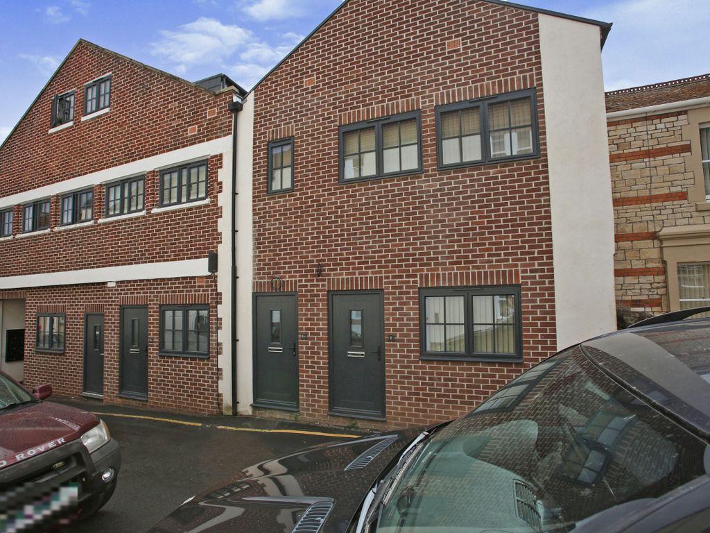 2 bed flat to rent in The Island, Midsomer Norton, Radstock BA3, £950