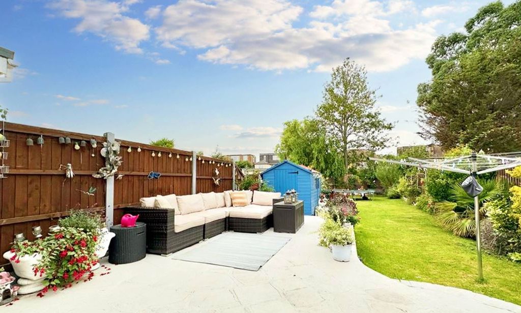 3 bed semidetached house for sale in Harewood Drive, Ilford IG5, £600,000 Zoopla