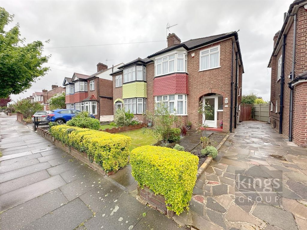 3 bed semidetached house for sale in Amberley Road, Enfield EN1, £