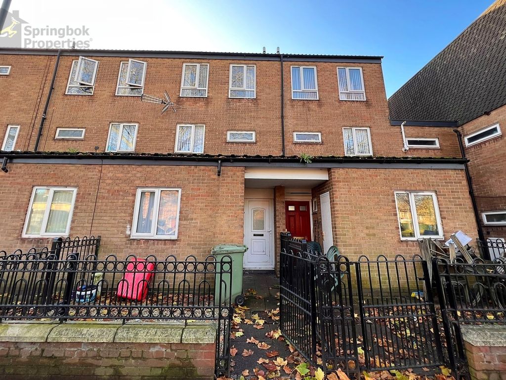 4 bed terraced house for sale in Arkwright Walk, Nottingham