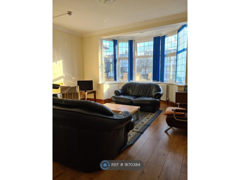 Room to rent in Eastern Avenue, Ilford IG4, £800 pcm Zoopla