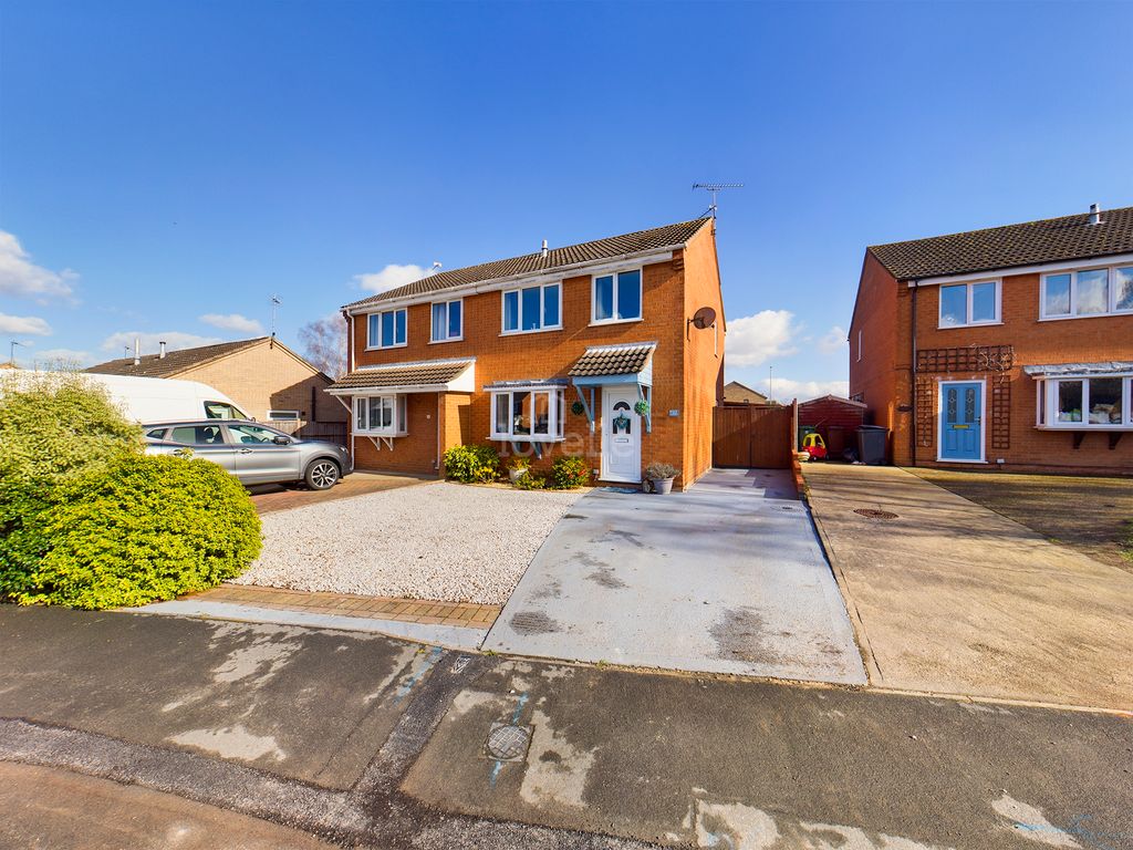3 bed semidetached house for sale in Leconfield Close, Lincoln LN6
