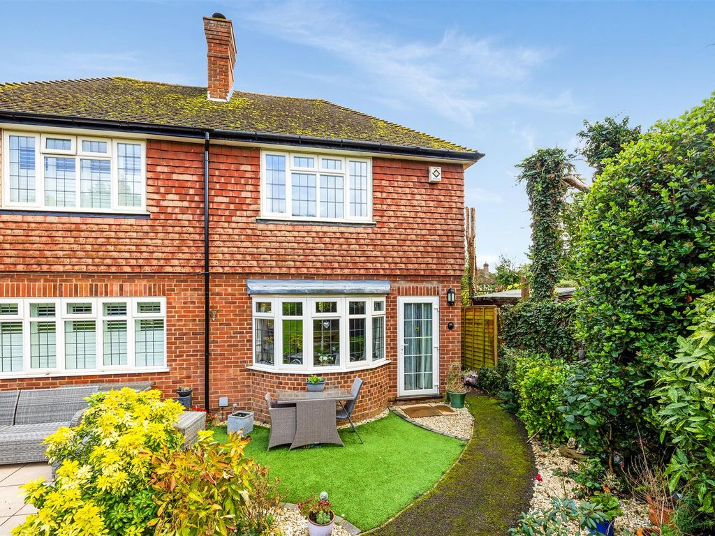 3 bed semidetached house for sale in Winkworth Place, Banstead SM7, £