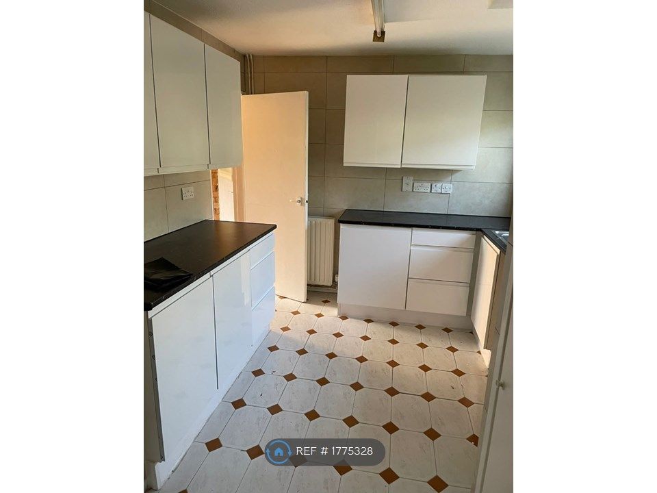 3 bed terraced house to rent in Bridgend Road, Enfield EN1, £2,100 pcm